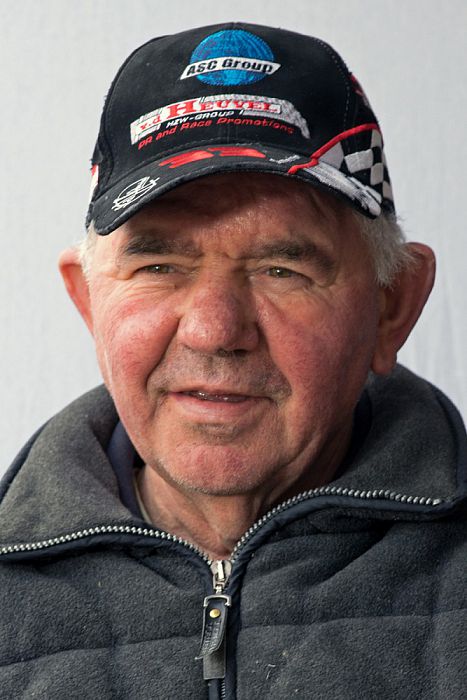 Man met hoofddeksel: Henk Nijeboer - Foto: Paul Scholten