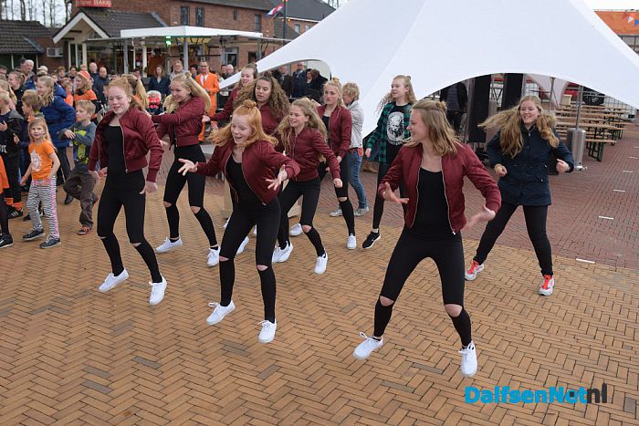 Een plein waar wordt ontmoet, gepraat, gekust en gedronken - Foto: Johan Bokma