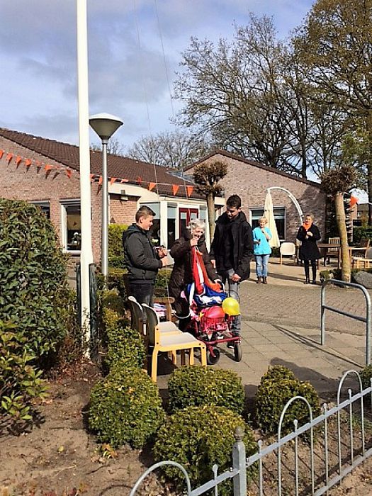 Minie Kamphuis op Koningsdag 80 jaar! - Foto: Eigen geleverde foto