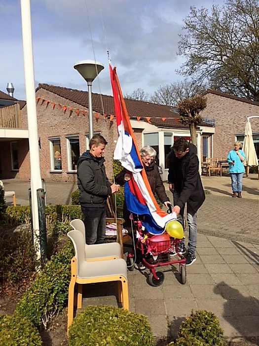 Minie Kamphuis op Koningsdag 80 jaar! - Foto: Eigen geleverde foto