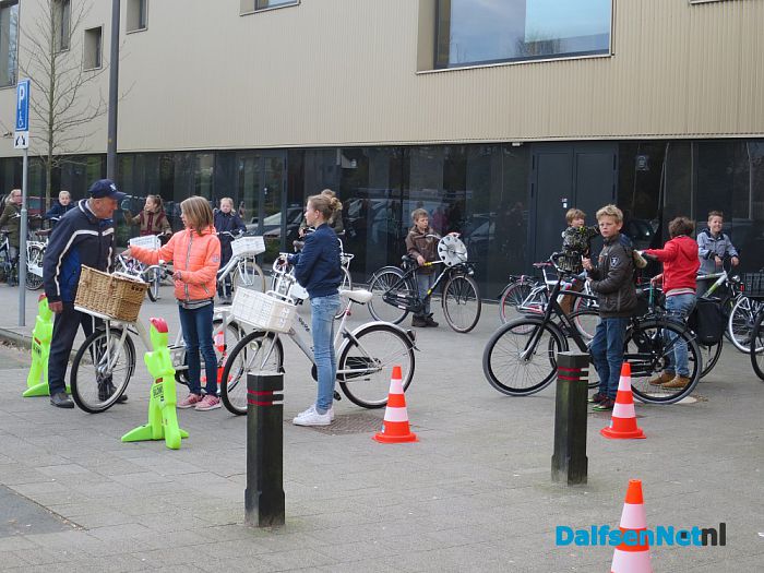 De schoolverkeersexamens zijn vanmorgen gestart in Dalfsen - Foto: Wim