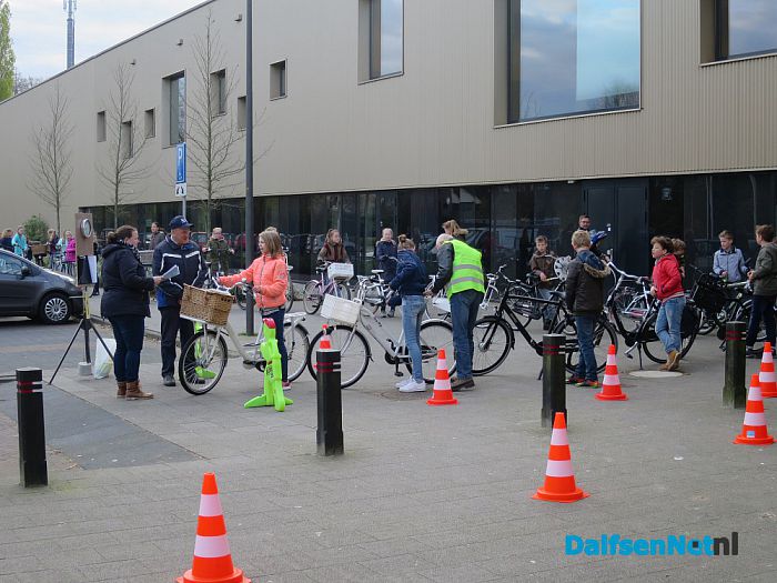 De schoolverkeersexamens zijn vanmorgen gestart in Dalfsen - Foto: Wim