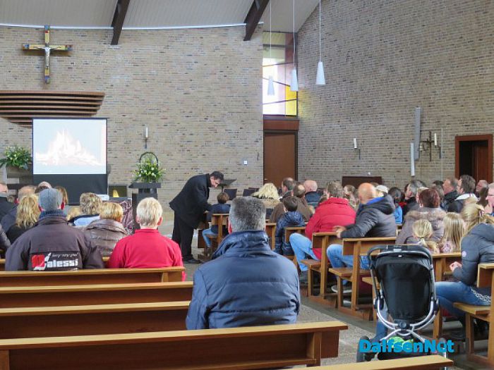 Veel bezoekers paasvuur Hoonhorst - Foto: Wim