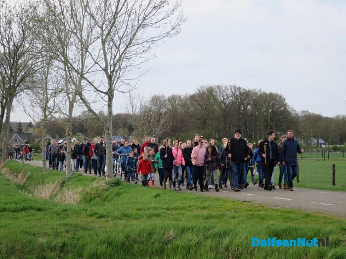 Veel bezoekers paasvuur Hoonhorst - Foto: Wim