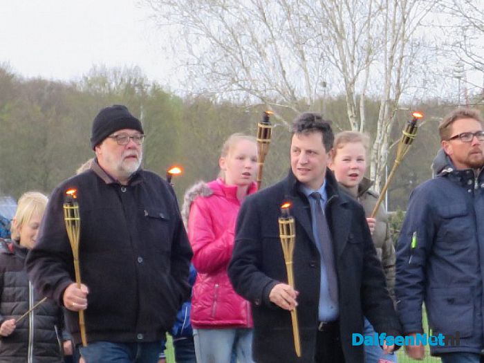Veel bezoekers paasvuur Hoonhorst - Foto: Wim