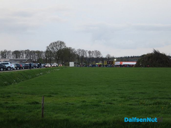 Veel bezoekers paasvuur Hoonhorst - Foto: Wim