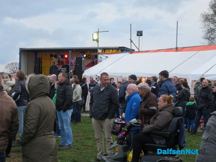Veel bezoekers paasvuur Hoonhorst - Foto: Wim
