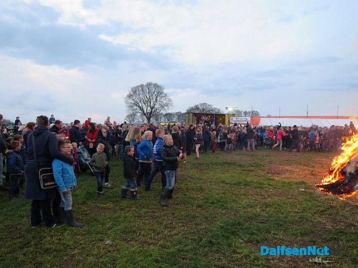 Veel bezoekers paasvuur Hoonhorst - Foto: Wim