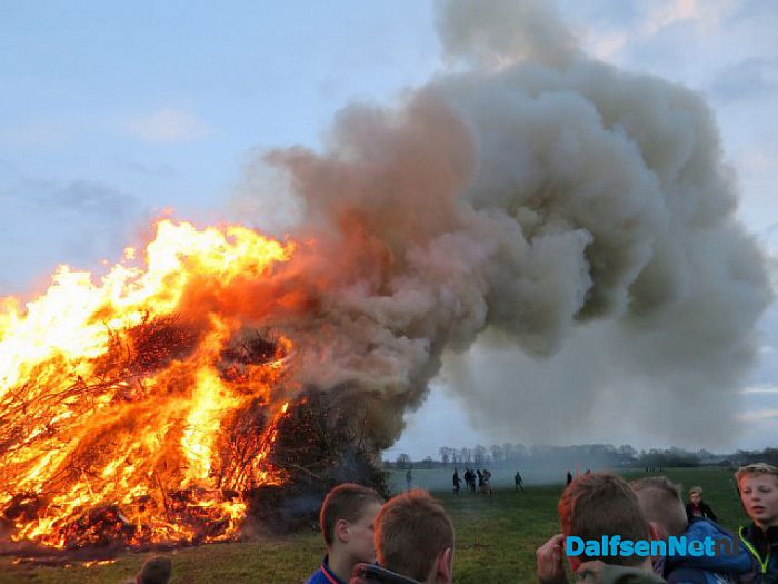 Veel bezoekers paasvuur Hoonhorst - Foto: Wim
