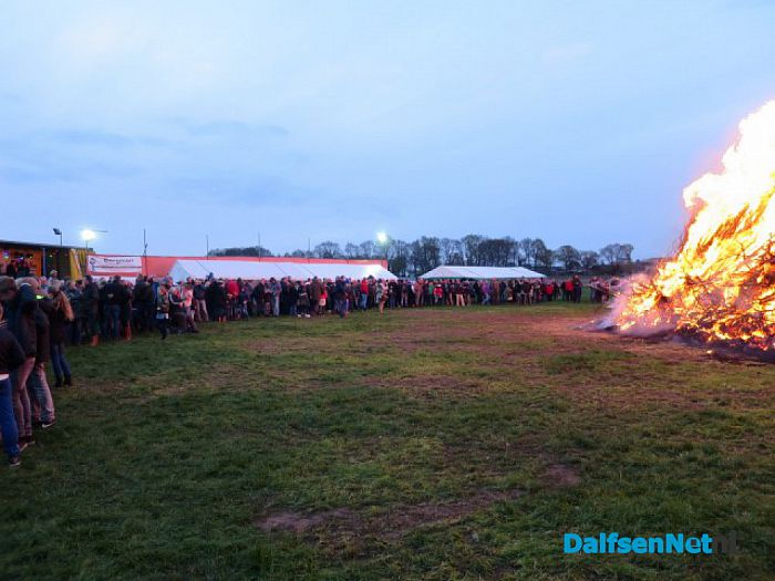 Veel bezoekers paasvuur Hoonhorst - Foto: Wim