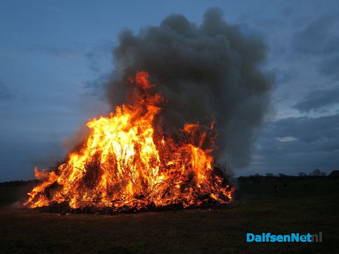 Veel bezoekers paasvuur Hoonhorst - Foto: Wim