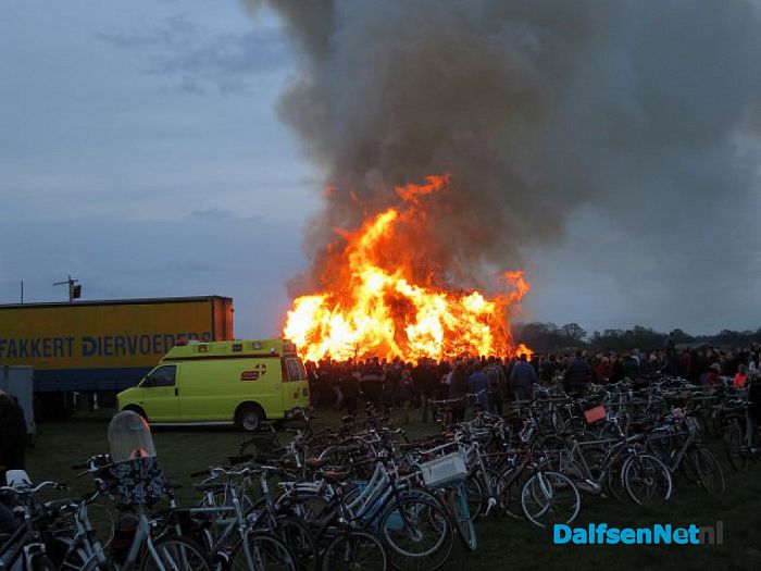 Veel bezoekers paasvuur Hoonhorst - Foto: Wim