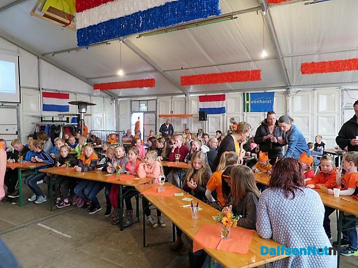 Oranjefeest in Hoonhorst loopt heel voorspoedig - Foto: Wim