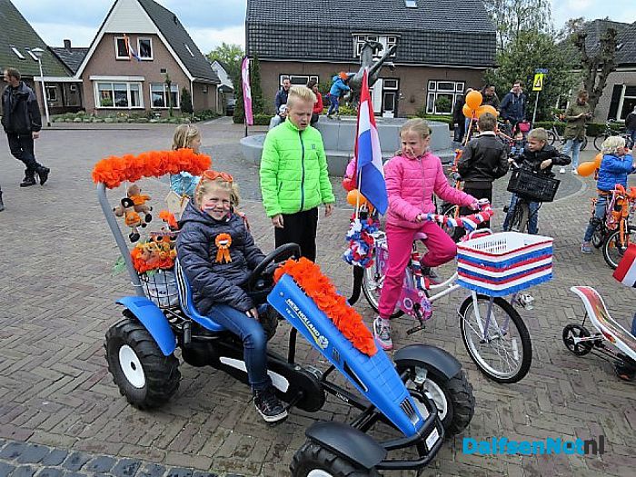 Oranjefeest in Hoonhorst loopt heel voorspoedig - Foto: Wim