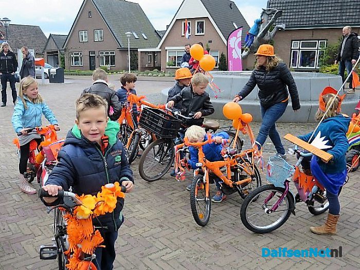 Oranjefeest in Hoonhorst loopt heel voorspoedig - Foto: Wim