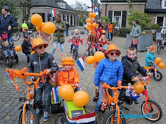 Oranjefeest in Hoonhorst loopt heel voorspoedig - Foto: Wim