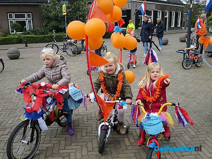 Oranjefeest in Hoonhorst loopt heel voorspoedig - Foto: Wim