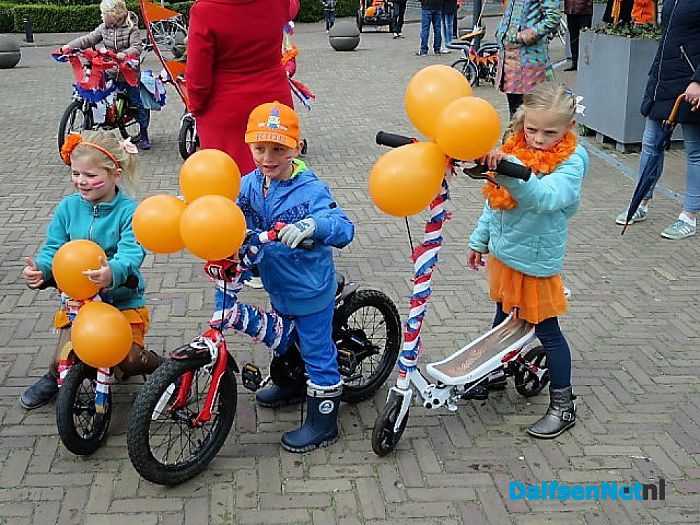 Oranjefeest in Hoonhorst loopt heel voorspoedig - Foto: Wim