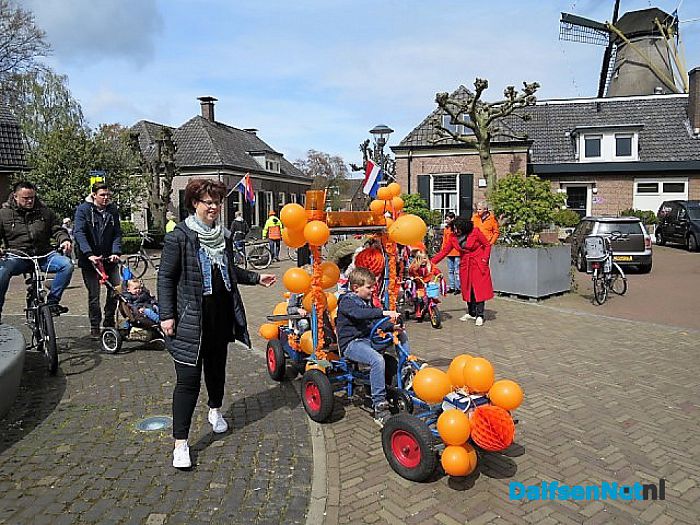 Oranjefeest in Hoonhorst loopt heel voorspoedig - Foto: Wim