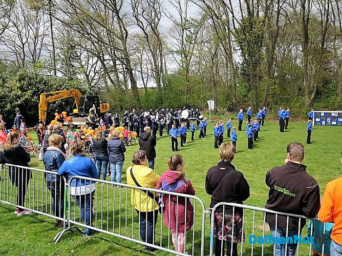 Oranjefeest in Hoonhorst loopt heel voorspoedig - Foto: Wim