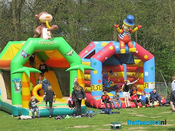 Oranjefeest in Hoonhorst loopt heel voorspoedig - Foto: Wim