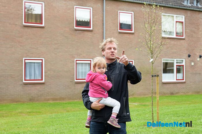 Wethouder deelt appeltjes uit in buurtboomgaard - Foto: Johan Bokma