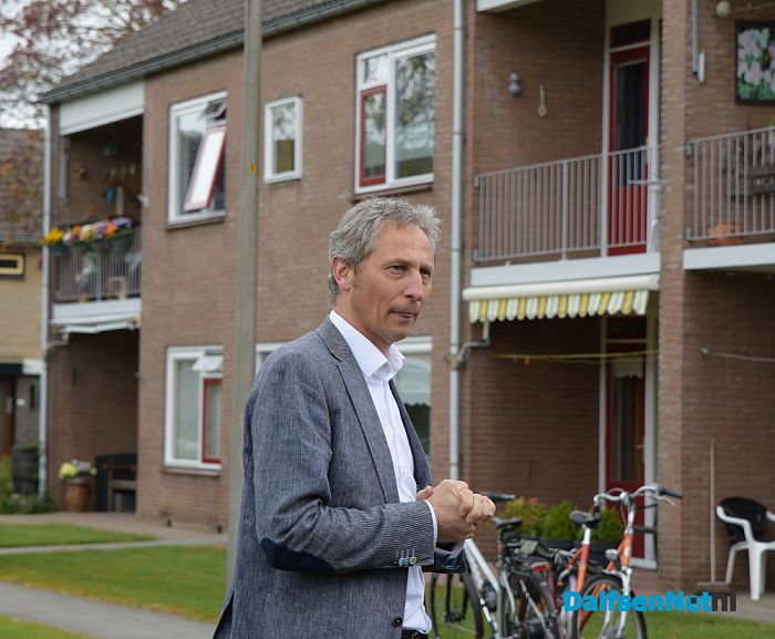 Wethouder deelt appeltjes uit in buurtboomgaard - Foto: Johan Bokma