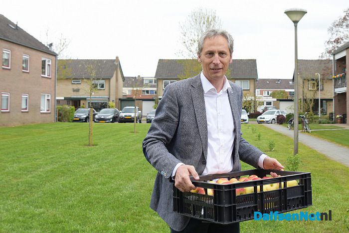 Wethouder deelt appeltjes uit in buurtboomgaard - Foto: Johan Bokma