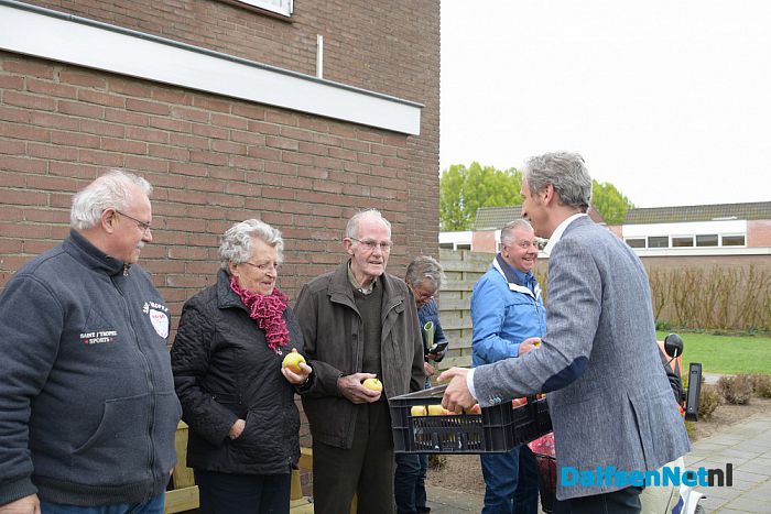 Wethouder deelt appeltjes uit in buurtboomgaard - Foto: Johan Bokma