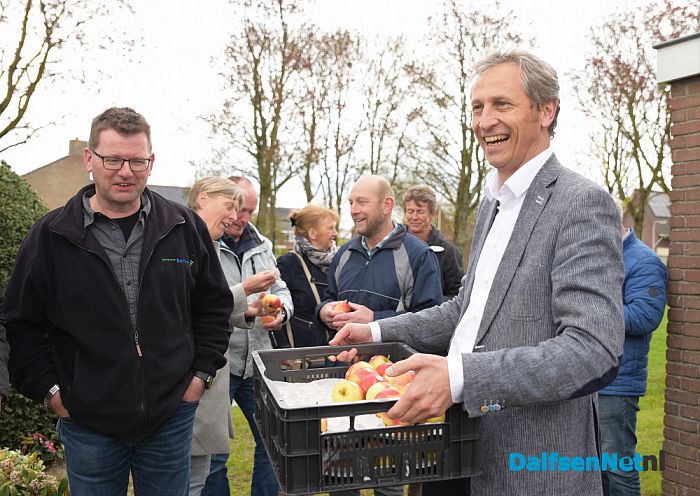 Wethouder deelt appeltjes uit in buurtboomgaard - Foto: Johan Bokma