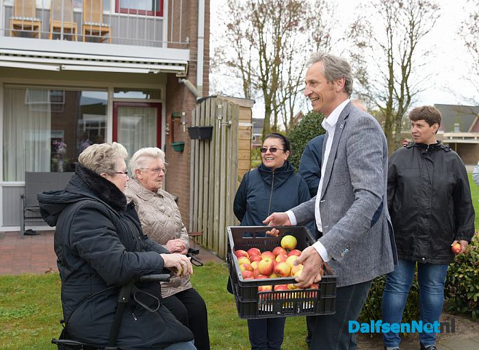 Wethouder deelt appeltjes uit in buurtboomgaard - Foto: Johan Bokma