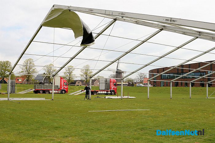 De opbouw van het Oranjefeest Dalfsen begonnen - Foto: Johan Bokma