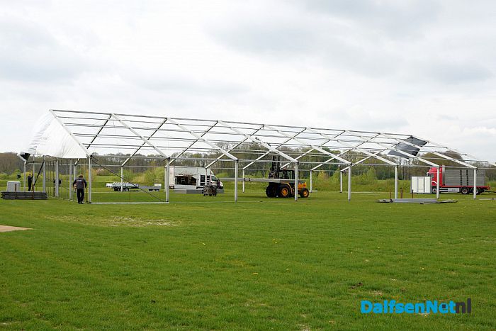 De opbouw van het Oranjefeest Dalfsen begonnen - Foto: Johan Bokma