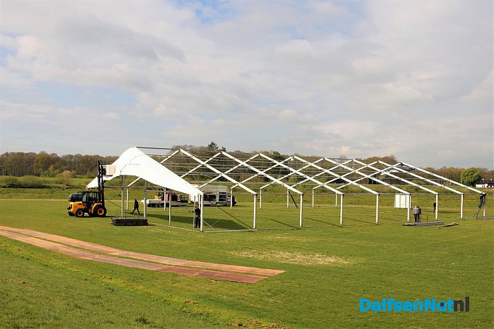 De opbouw van het Oranjefeest Dalfsen begonnen - Foto: Johan Bokma