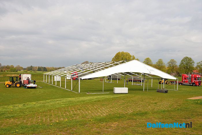 De opbouw van het Oranjefeest Dalfsen begonnen - Foto: Johan Bokma