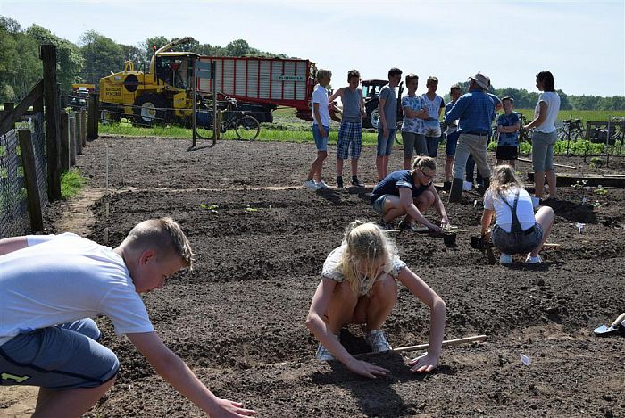 Scholieren aan de slag in de Volkstuin - Foto: Eigen geleverde foto
