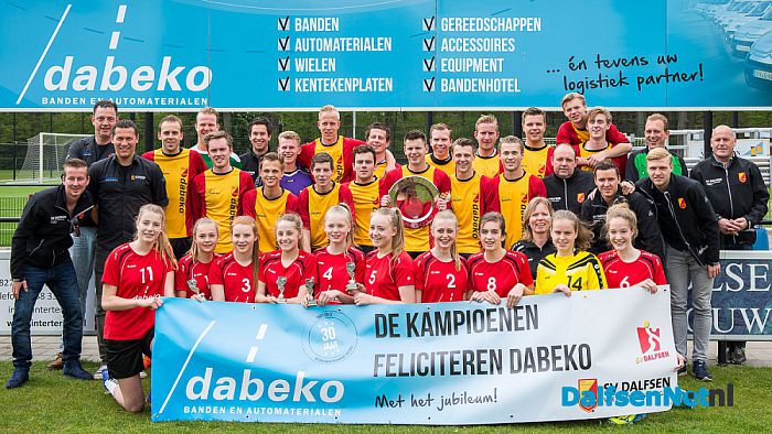 Kampioenen SV Dalfsen feliciteren Dabeko