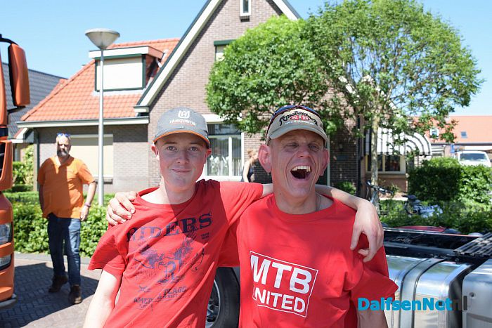 Kats uut de plaat goan! Bij de Bökkers op Damovo    - Foto: Johan Bokma