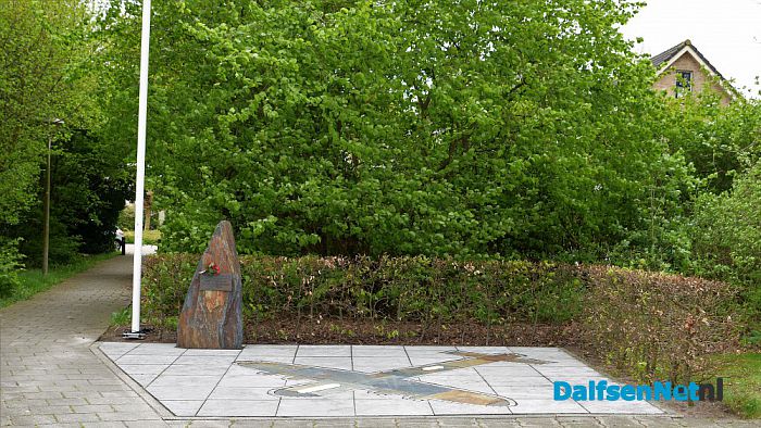 Herdenking bij oorlogsmonument Oudleusen - Foto: Johan Bokma