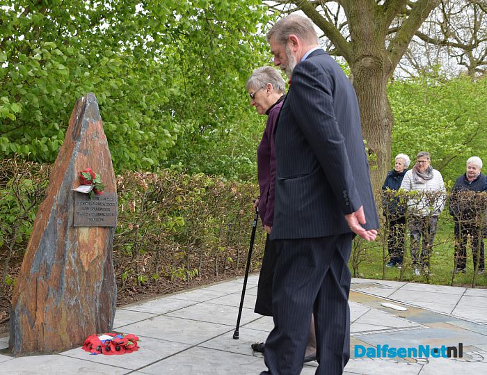 Herdenking bij oorlogsmonument Oudleusen - Foto: Johan Bokma