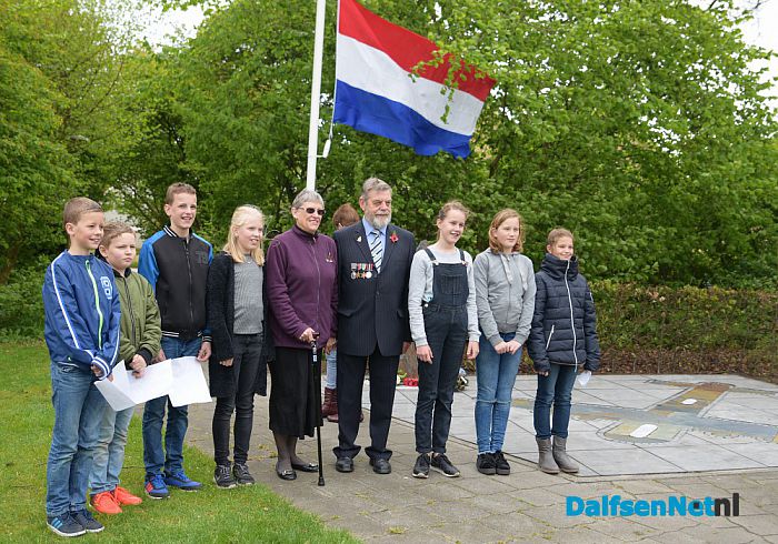 Herdenking bij oorlogsmonument Oudleusen - Foto: Johan Bokma