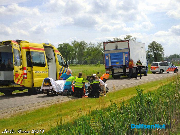 Scootmobiel komt in aanraking met vrachtwagen. - Foto: H.G. Foto