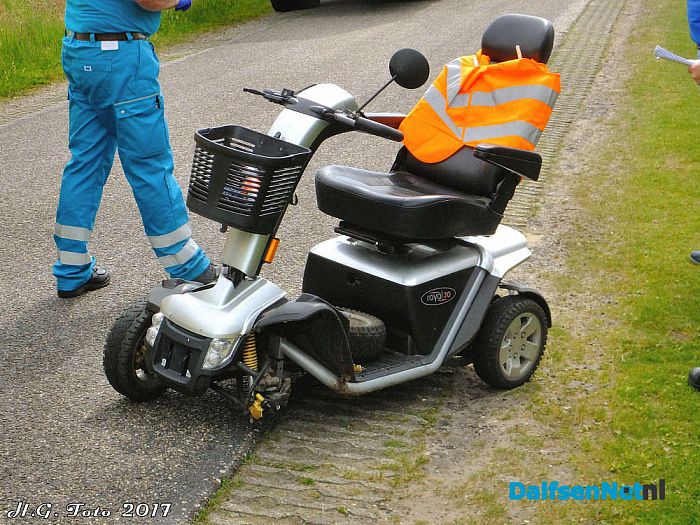 Scootmobiel komt in aanraking met vrachtwagen. - Foto: H.G. Foto