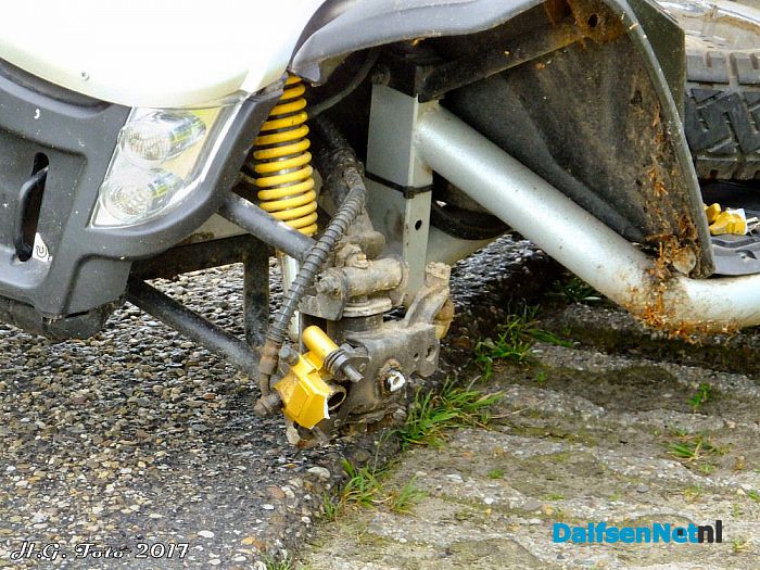Scootmobiel komt in aanraking met vrachtwagen. - Foto: H.G. Foto