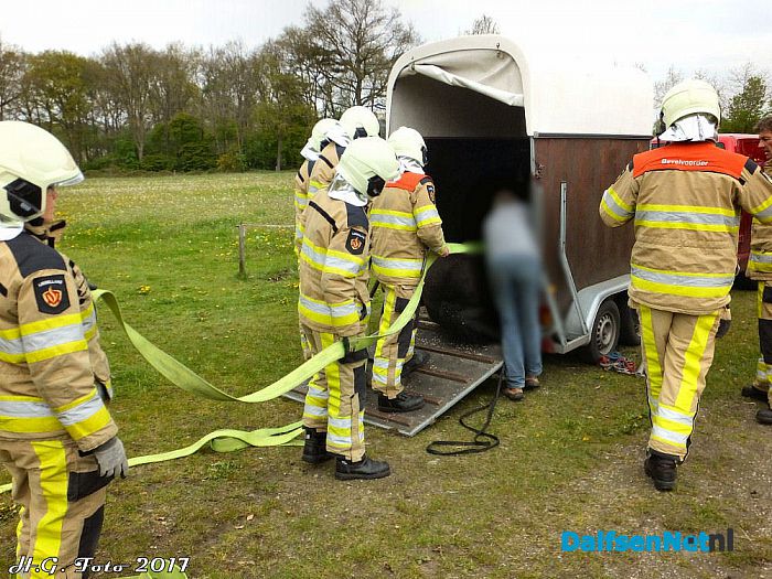Paard onderuit in trailer - Foto: H.G. Foto