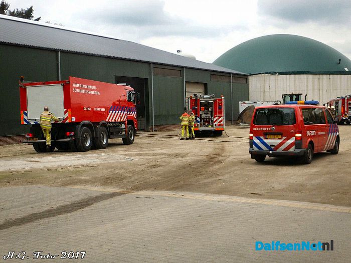 Brand bij mestvergister aan Veldhoeveweg - Foto: H.G. Foto