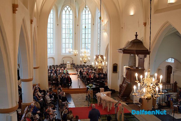Veel belangstellenden bij herdenking in Dalfsen - Foto: Johan Bokma