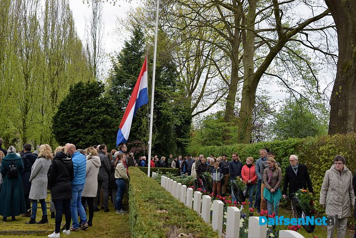 Veel belangstellenden bij herdenking in Dalfsen - Foto: Johan Bokma