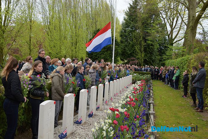 Veel belangstellenden bij herdenking in Dalfsen - Foto: Johan Bokma