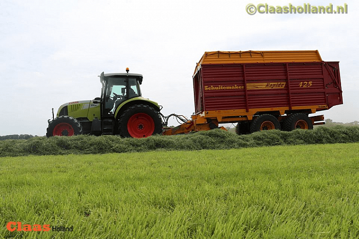 Claas tractoren in het Dalfser gras - Foto: Eigen geleverde foto